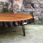 Stolik z naturalnego drewna z metalową podstawą