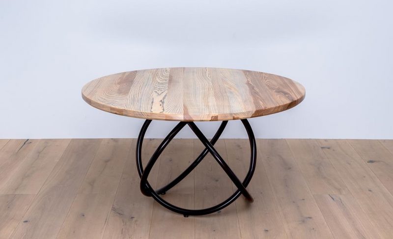 Okrągły drewniany stół z metalowymi nogami