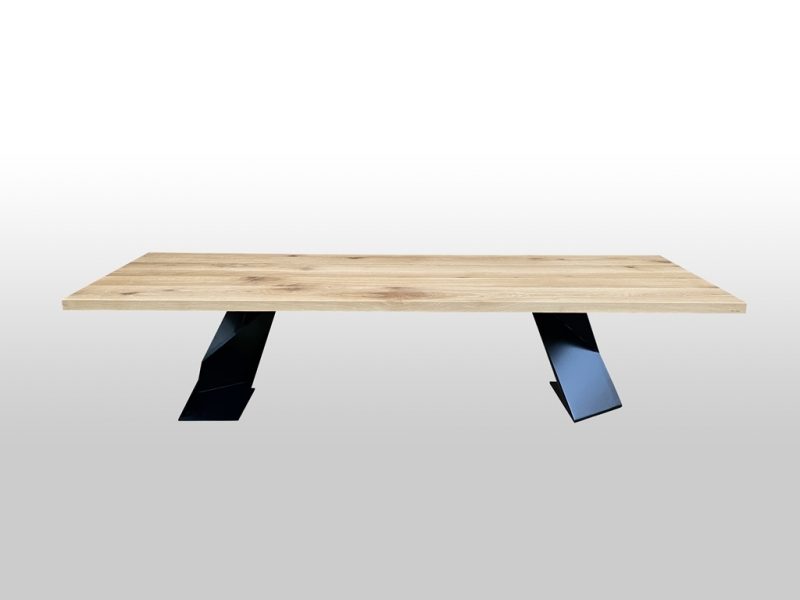 Stół wykonany z drewna do jadalni