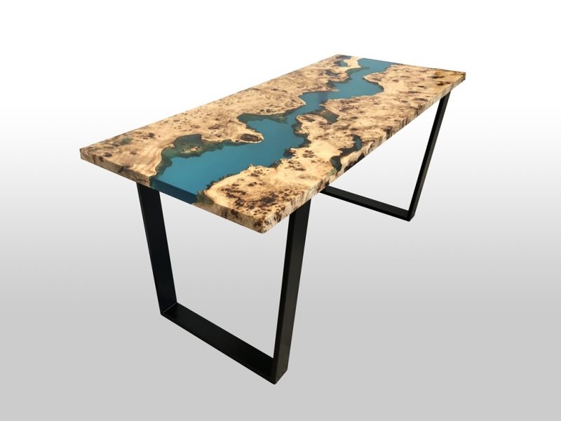 Stół z kolorową żywicą z metalowymi nogami