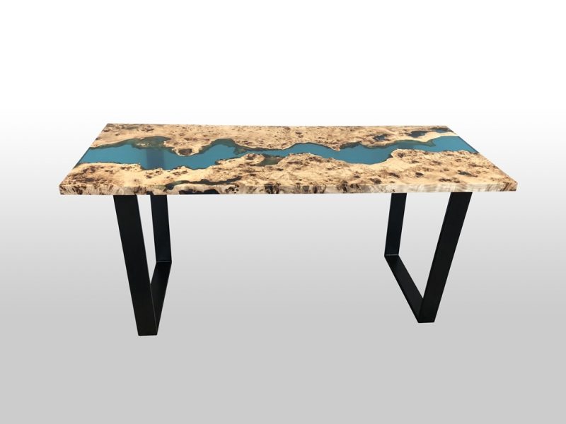 Drewniany stolik z niebieską żywicą