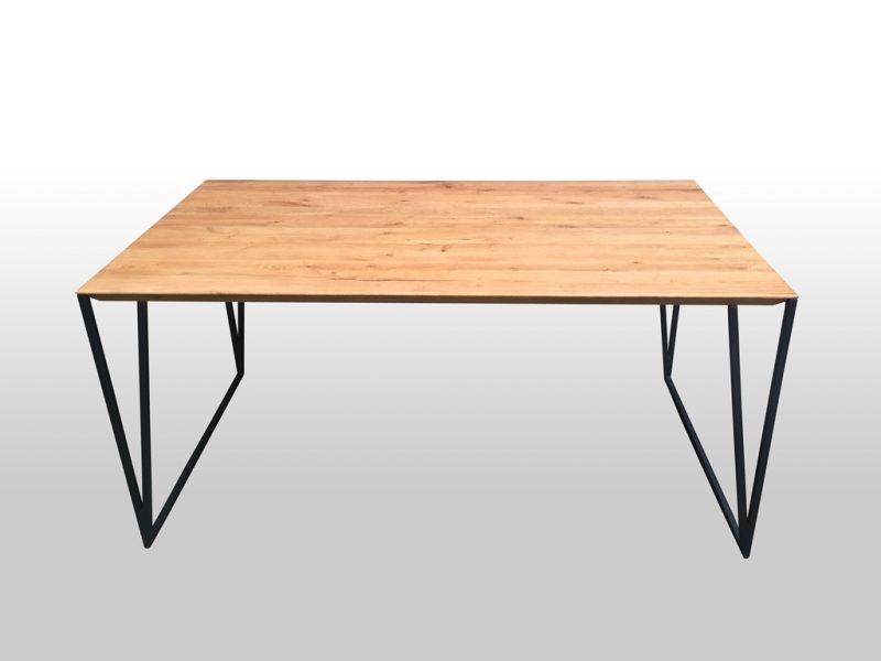 Drewniany stół z metalowymi nogami