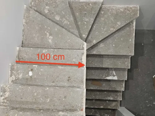 Schody betonowe o szerokości 100 cm przygotowane do montażu stopni drewnianych