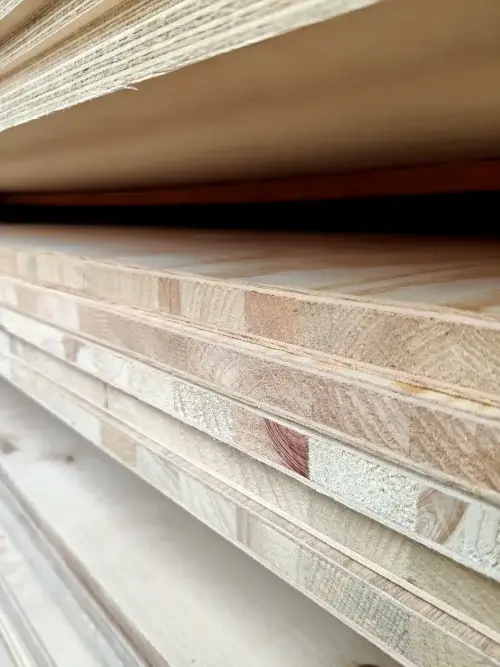 Sklejka, OSB czy płyta stolarska? Kompletny przewodnik po płytach drewnopochodnych 4 plyta stolarska