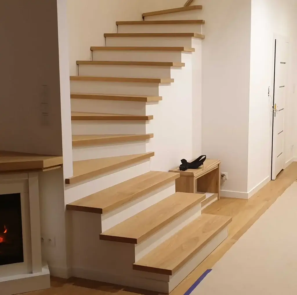 Jak tanio wykończyć schody betonowe? Najtańsze metody i sprawdzone rozwiązania 4 schody drewniane na beton 1024x1017 1