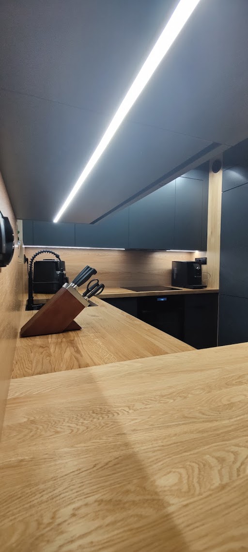 Blaty kuchenne z drewna – naturalne piękno i ciepło w Twojej kuchni 3 Parapet dąb lity – parapet z litego drewna dębowego, naturalny i elegancki