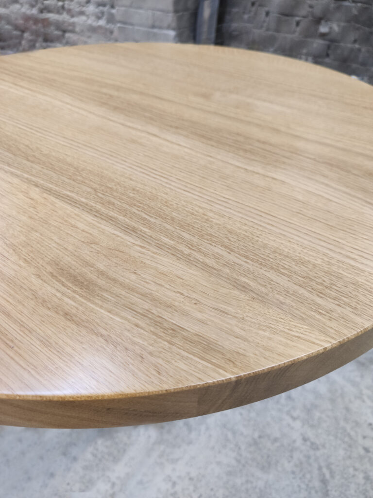 Jak pielęgnować o meble z litego drewna? 5 Blat dębowy do stołu, lity i elegancki.