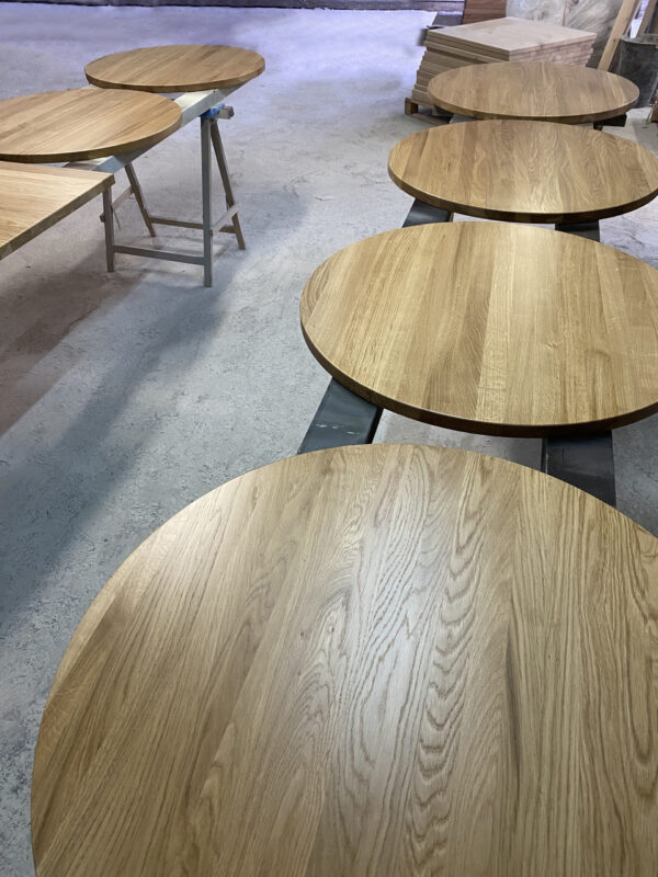 Blat do restauracji okrągły Blat do restauracji okrągły – naturalne drewno.