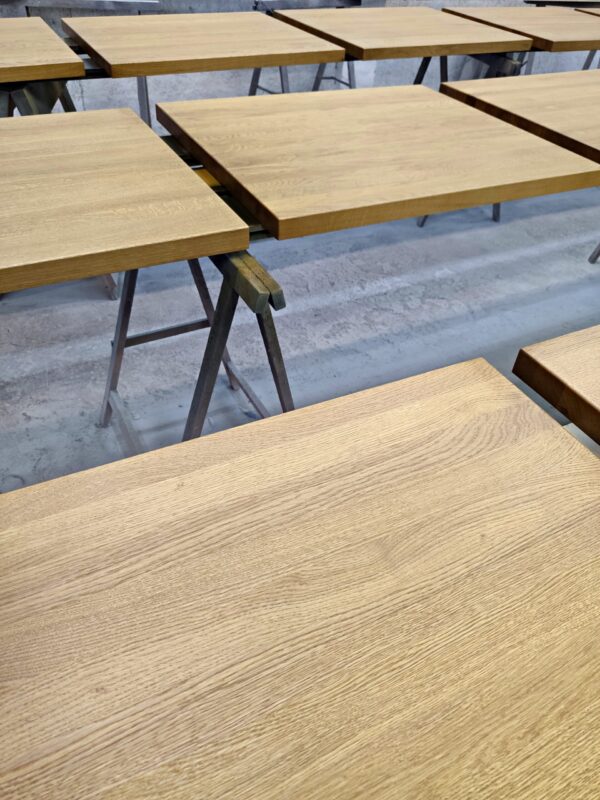 Blat do restauracji prostokątny Prostokątny blat do restauracji – naturalne drewno.