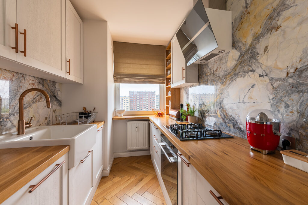 Ile kosztuje kuchnia na wymiar od stolarza? Przykładowe ceny w 2026 roku 4 Lakierowany blat kuchenny dębowy – elegancki i praktyczny