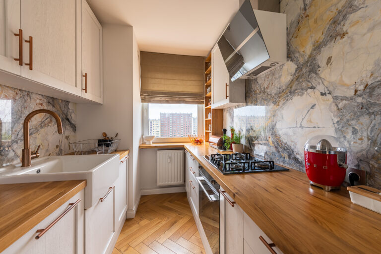 Blaty kuchenne z drewna – naturalne piękno i ciepło w Twojej kuchni 8 Lakierowany blat kuchenny dębowy – elegancki i praktyczny