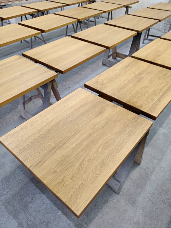 Blat restauracyjny prostokątny Prostokątny blat restauracyjny z litego drewna.