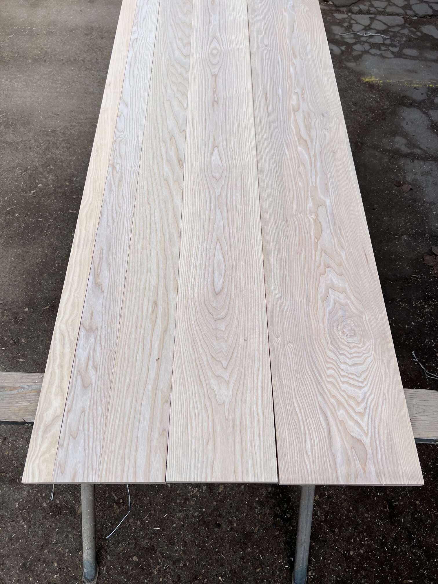 Deski jesionowe cięte na wymiar – precyzyjne wykonanie.