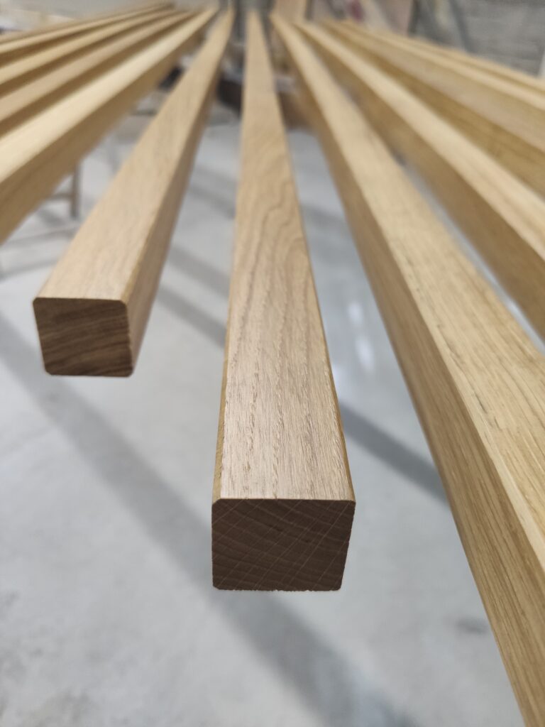 Gdzie kupić suche kantówki drewniane dobrej jakości? Przewodnik zakupowy 2026 5 Masywna kantówka dębowa – solidne lite drewno.