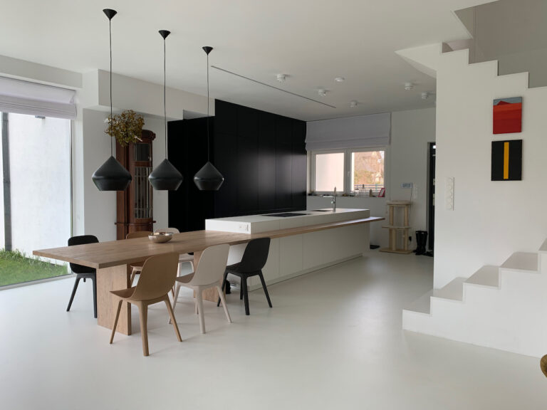 Ile kosztuje kuchnia na wymiar od stolarza? Przykładowe ceny w 2026 roku 4 Kuchnia drewniana na wymiar Warszawa