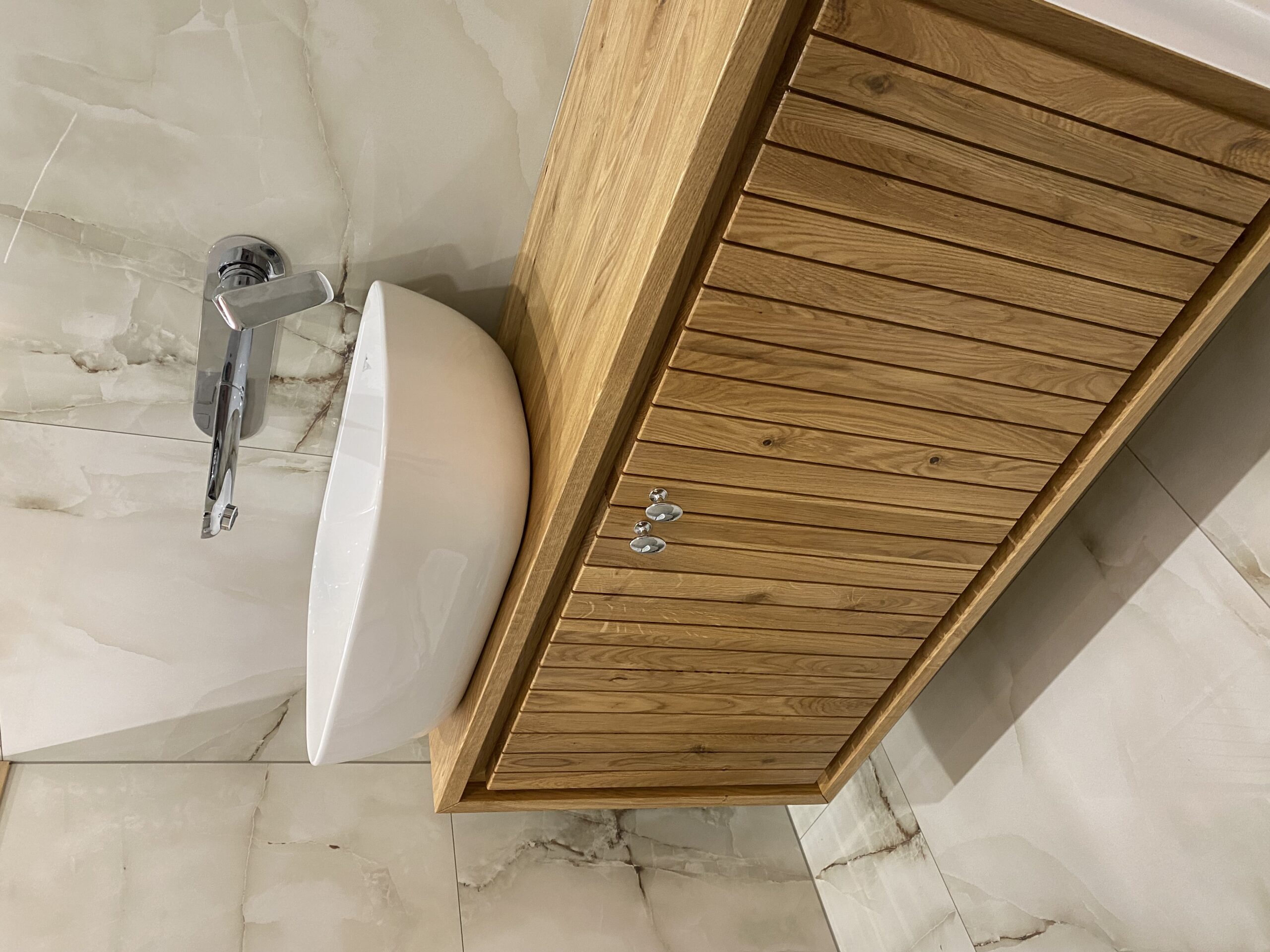 Blaty drewniane w łazience – czy to dobry pomysł? Wady i zalety 5 Blat dębowy naturalny – klasyczne drewno