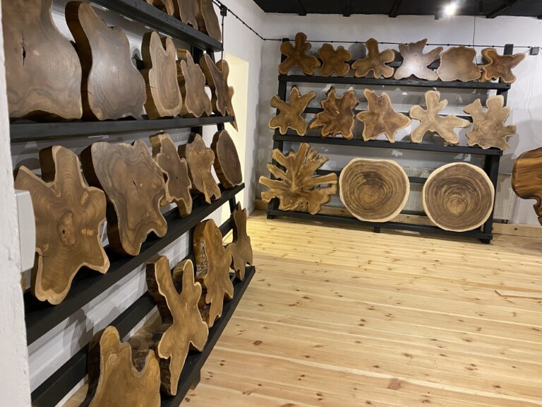 Gatunki drewna w meblarstwie - szczegółowy przewodnik 11 Plaster drewna egzotycznego – naturalny blat.