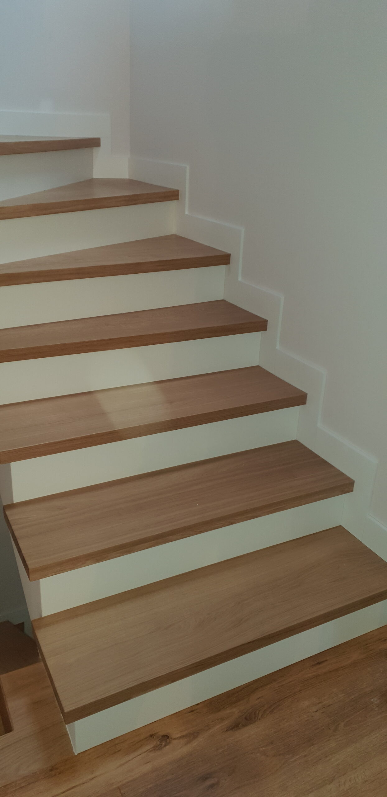 Jak tanio wykończyć schody betonowe? Najtańsze metody i sprawdzone rozwiązania 2 Parapet drewniany lakierowany – ochrona i elegancja.