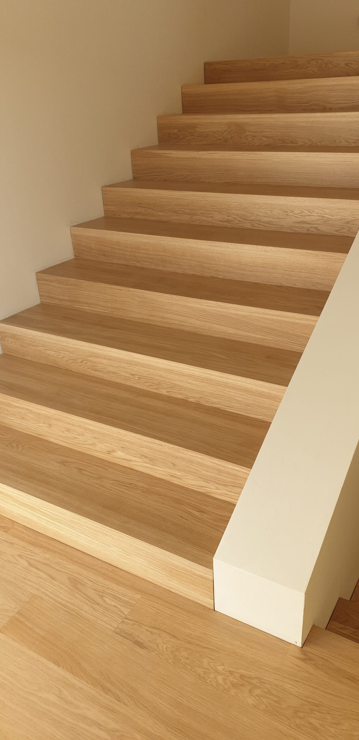 Schody dywanowe drewniane – minimalistyczny design