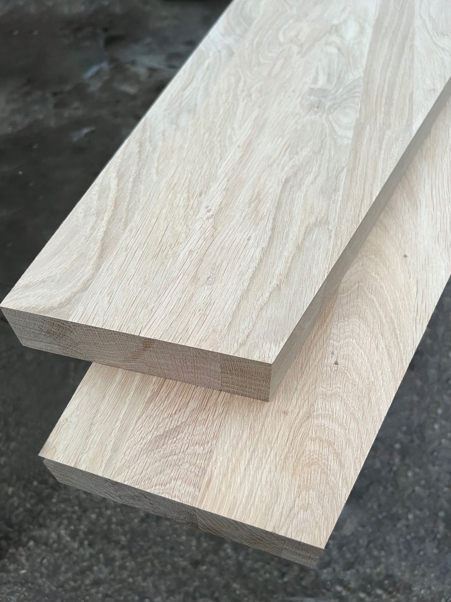 Schody drewniane z białymi podstopniami – kontrastowe wykończenie.