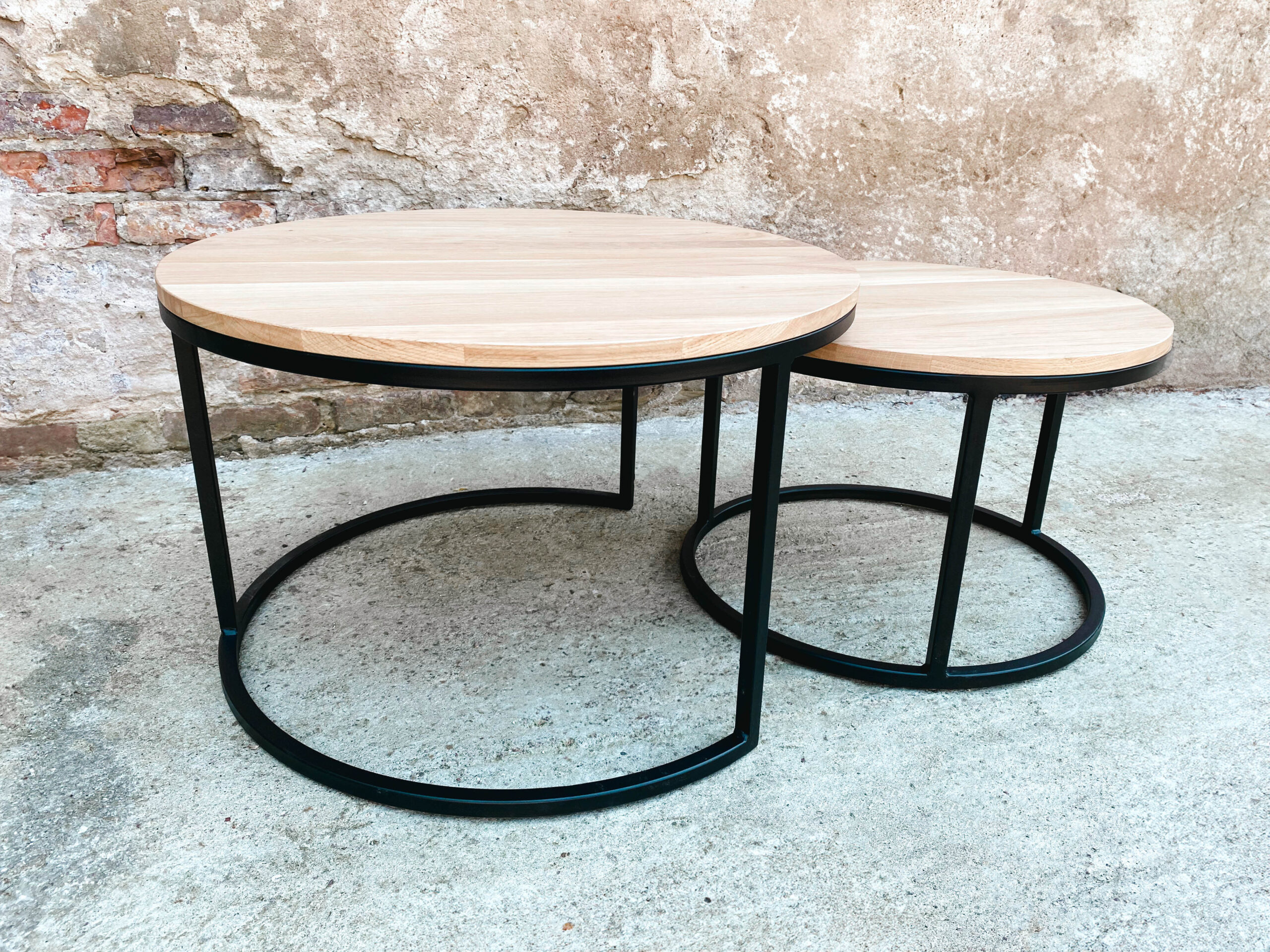 Klasyczny stolik kawowy drewniany do salonu