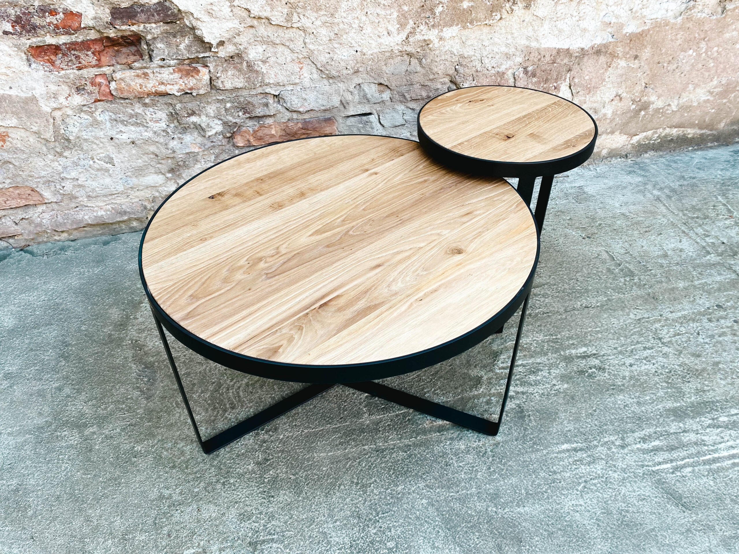 Rustykalny stolik kawowy drewniany – naturalne drewno