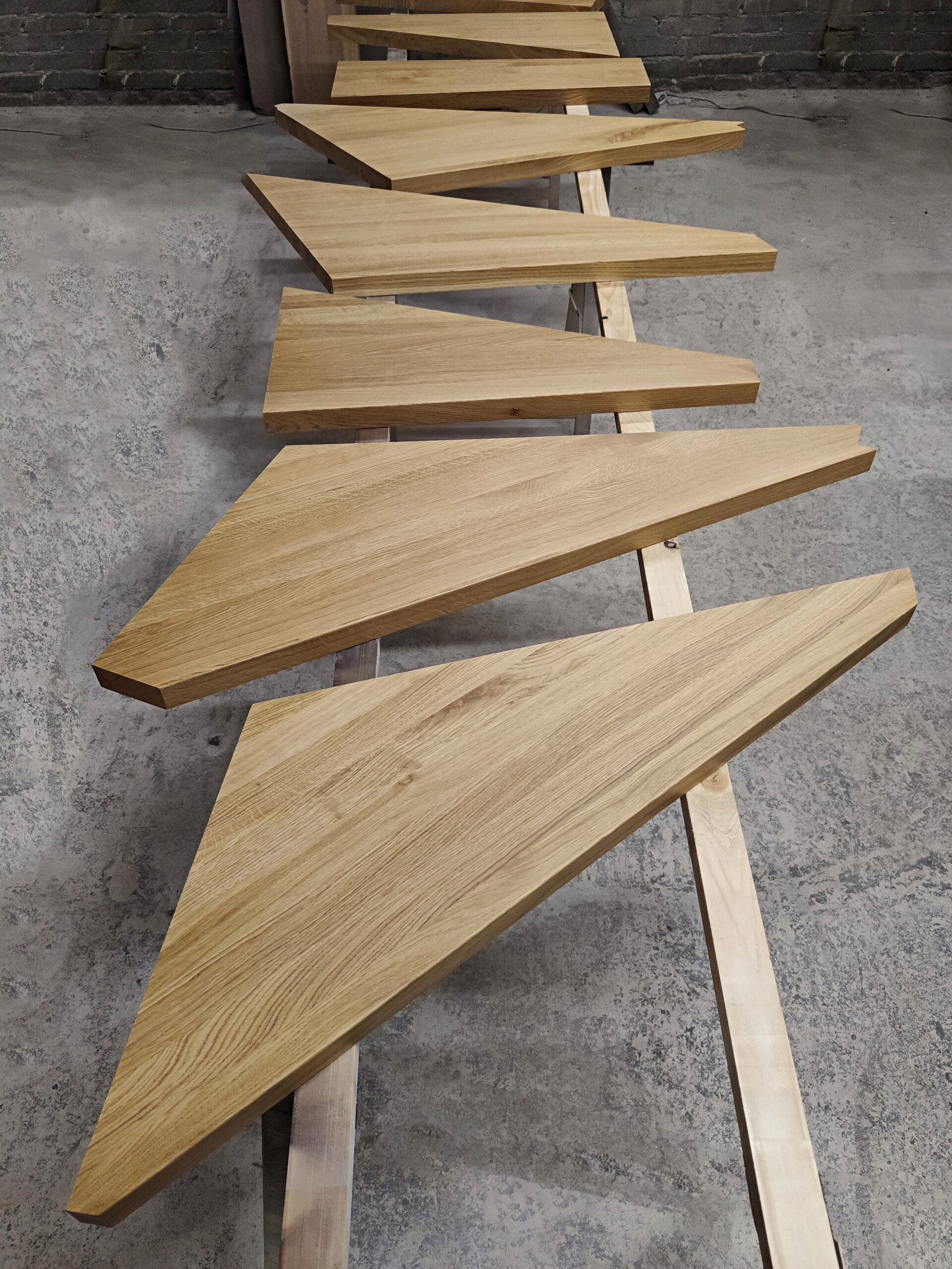 Stopień drewniany lakierowany – gładkie wykończenie.