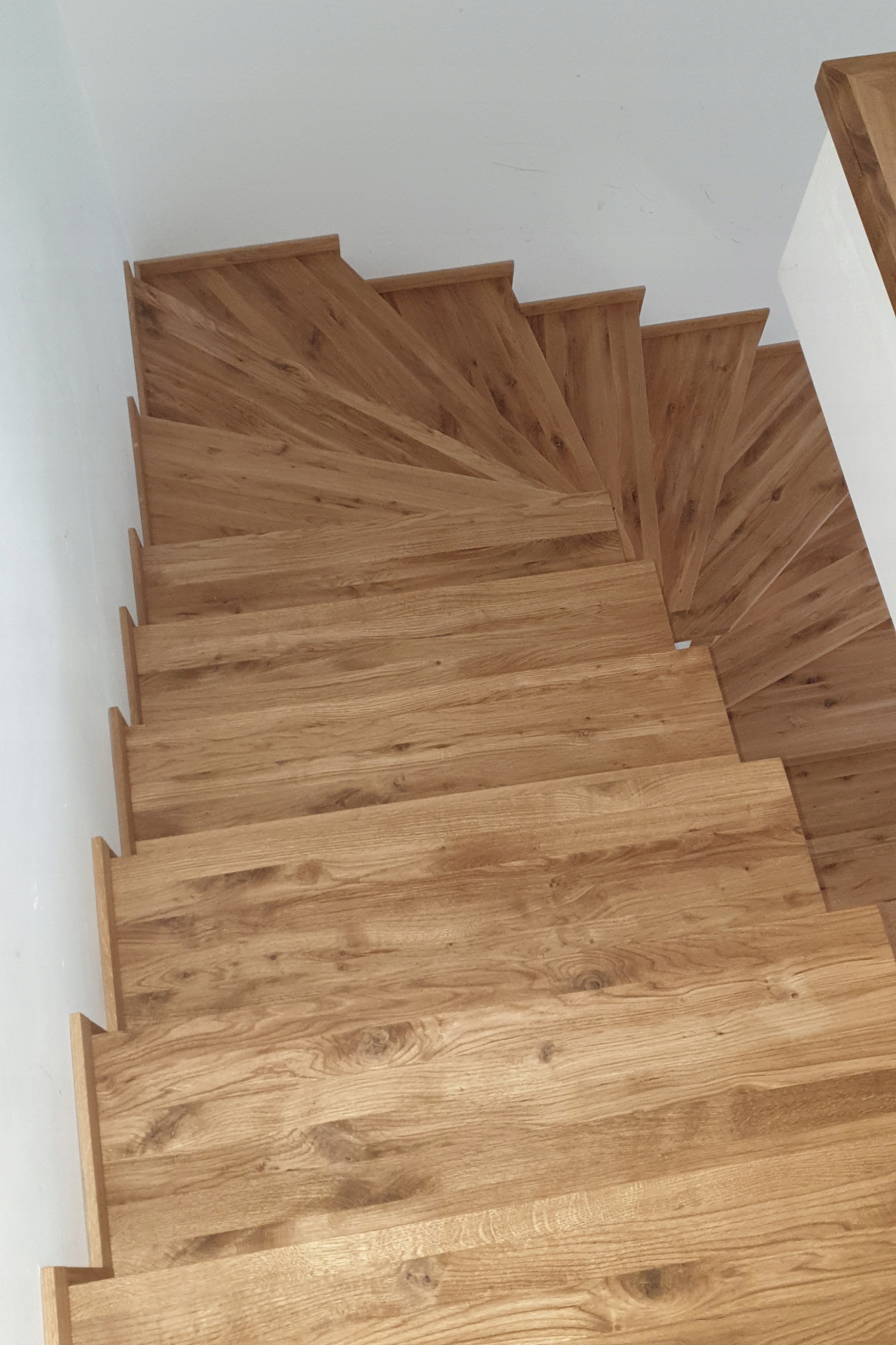 Stopień drewniany na wymiar – do schodów prostych.