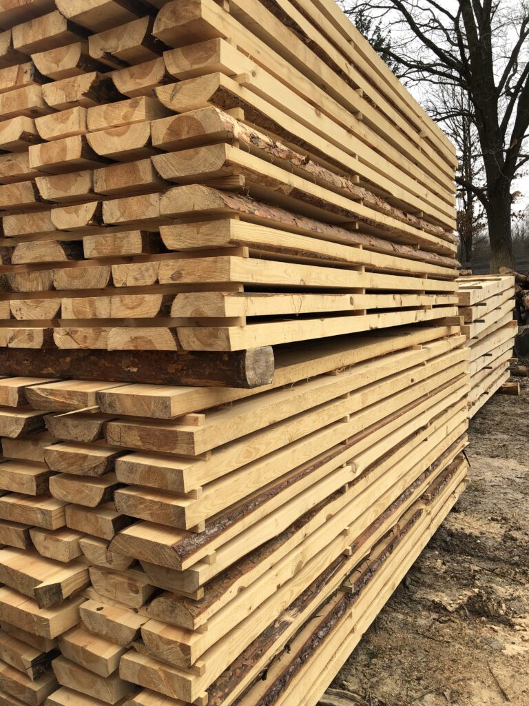 Różnice: tarcica mokra vs sucha 2 Tarcica budowlana na wymiar – suszona i strugana.