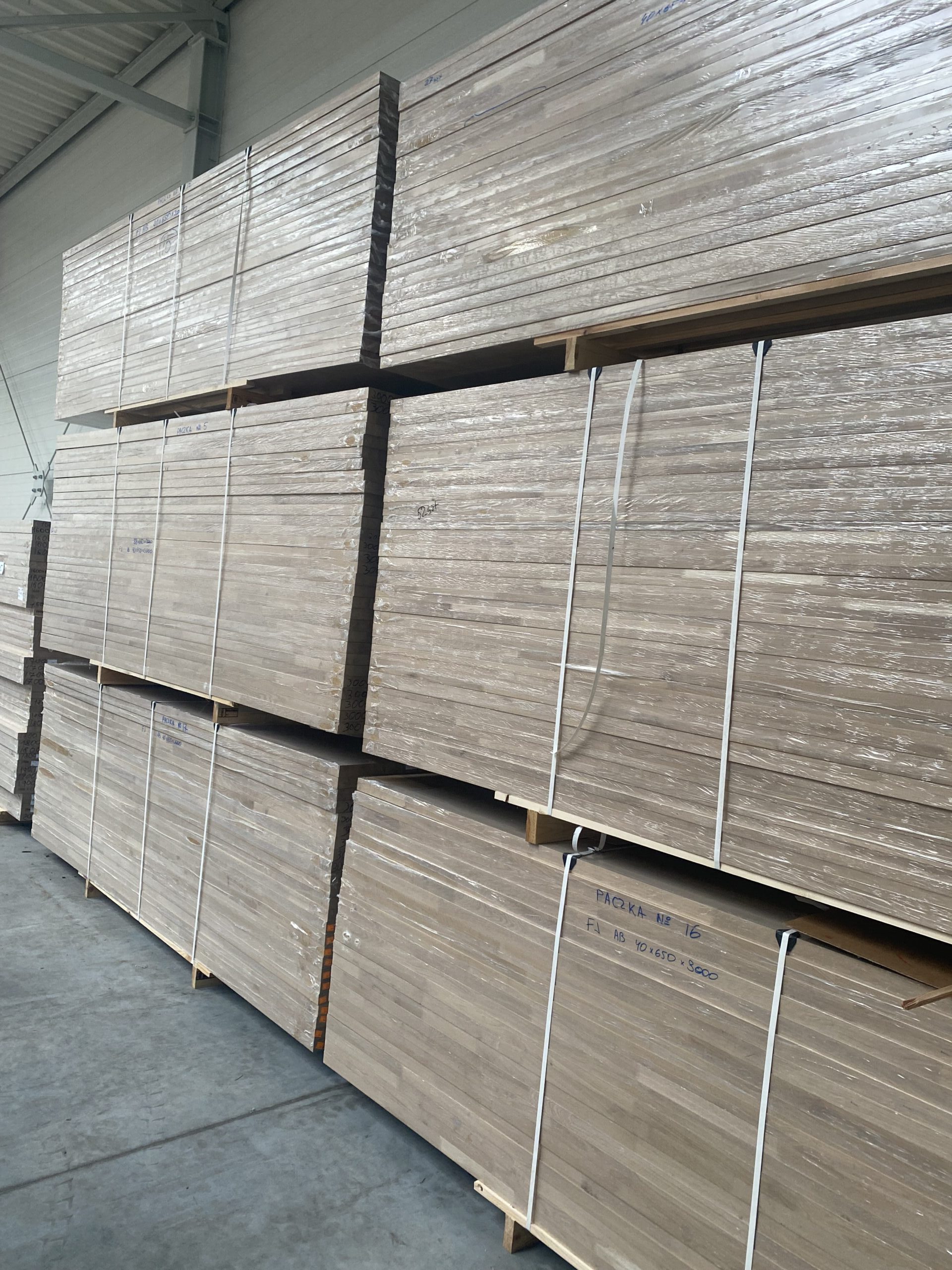 Zamówienia hurtowe 2 Kantówka dąb – lamele ścienne, naturalne drewno dębowe, skład drewna Warszawa