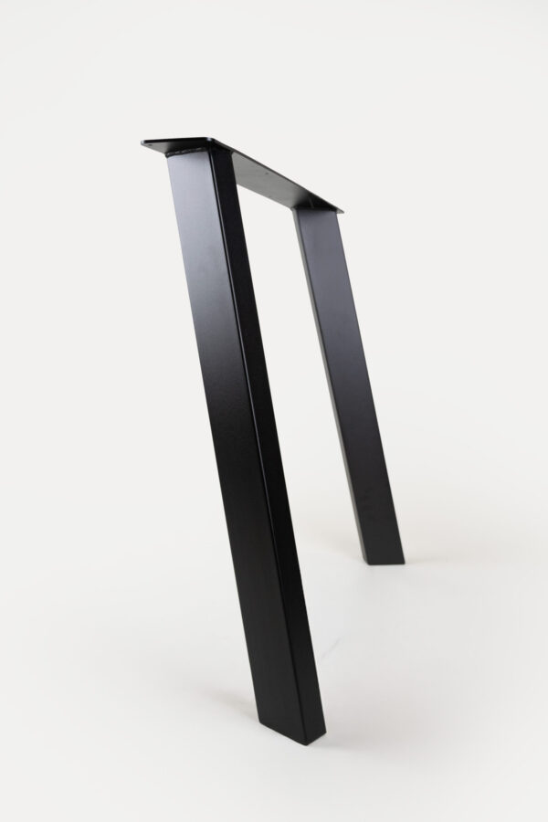 Nogi metalowe SZUMIA Nogi metalowe SZUMIA – cztery lekko ukośne nogi stalowe do stołu