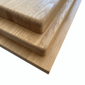 Drewniany parapet na wymiar – dąb, jesion, sosna. Lakierowane i surowe, idealnie dopasowane 5 Parapet dąb frezowany – ozdobne krawędzie, lity dąb, styl klasyczny