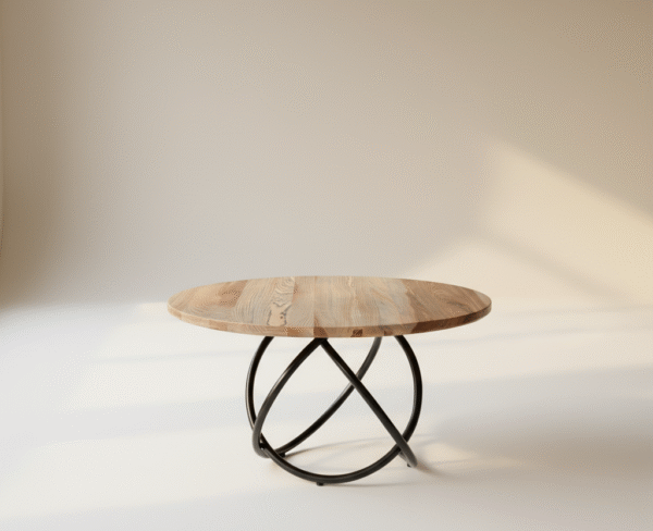 Stół drewniany MARON Stół drewniany MARON – klasyczny stół z okrągłym blatem i metalowymi nogami