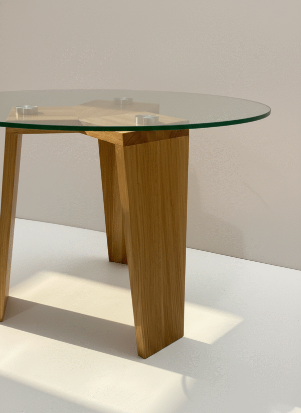 MUFLON – nowoczesny stolik designerski Stolik MUFLON – nowoczesny stolik designerski ze szklanym blatem i drewnianą podstawą