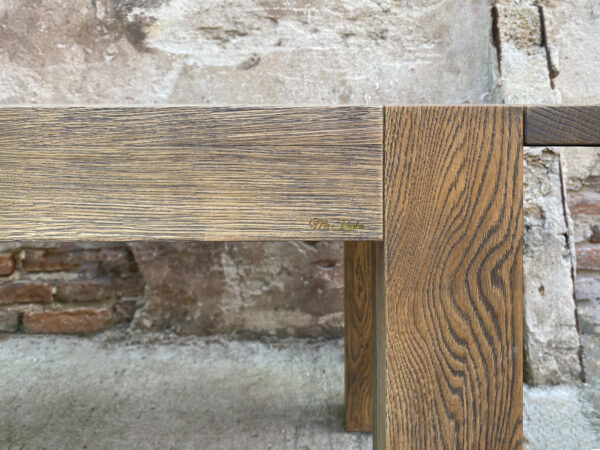 Stół Gaj - Detale Stolarskie Zbliżenie na narożnik stołu Gaj i masywną drewnianą nogę o przekroju prostokątnym