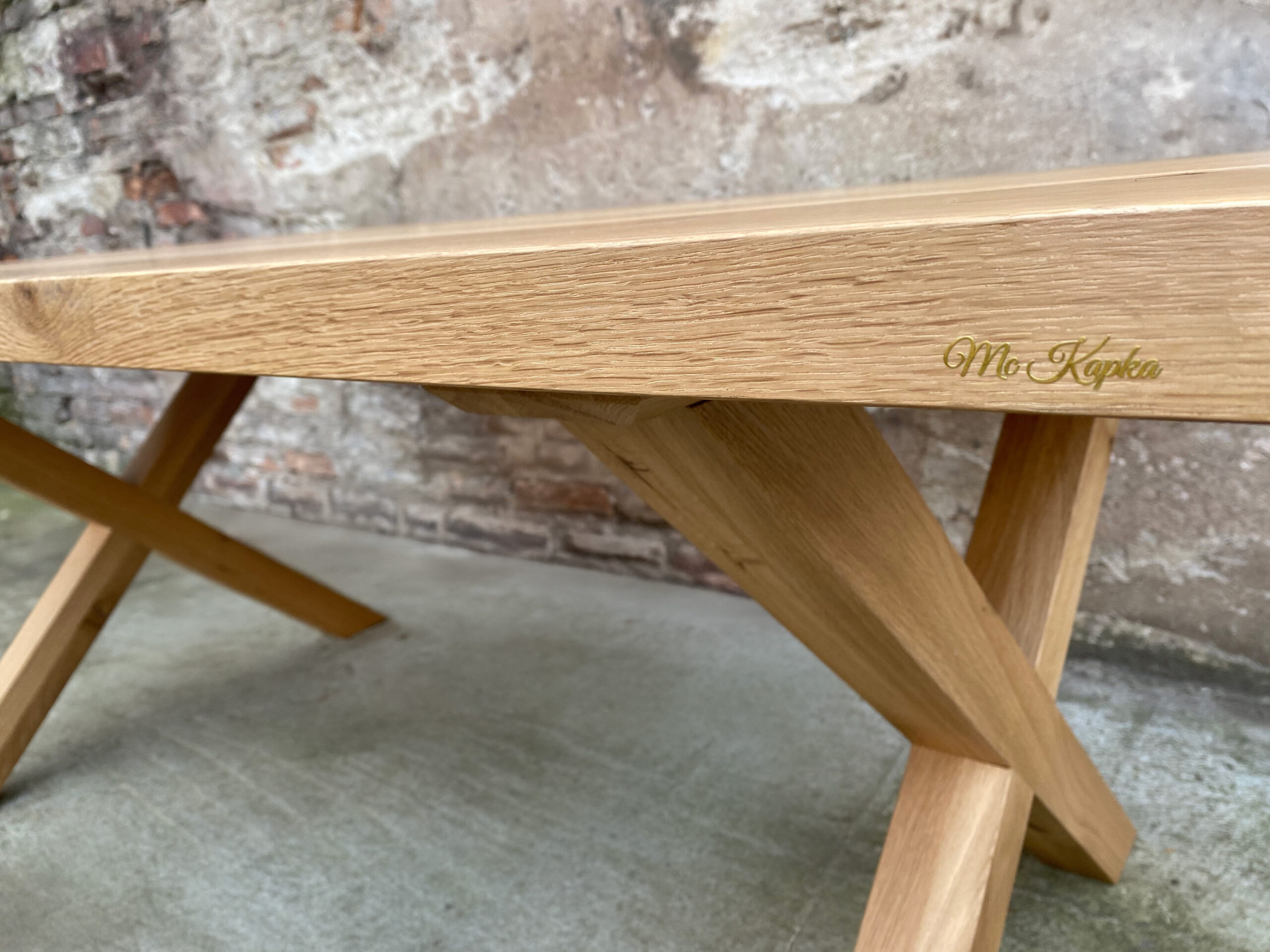 Dlaczego warto wybrać meble z litego drewna? 5 powodów 1 masywne drewniane nogi skrzyzowane scaled