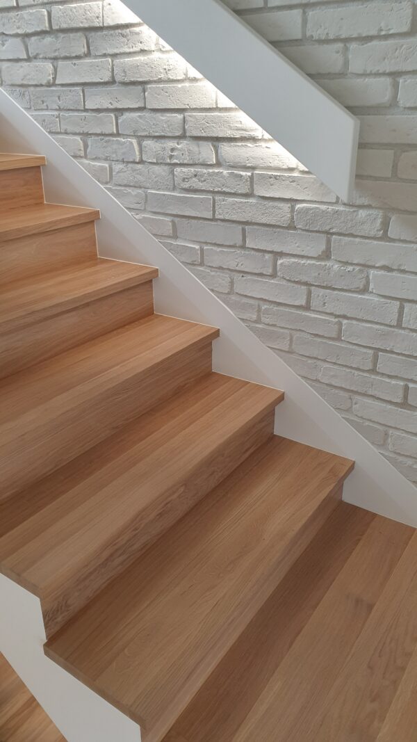 PODSTOPNIE DĘBOWE FREZOWANE – naturalne piękno i precyzja Podstopnie dębowe frezowane – lity dąb, eleganckie wykończenie schodów
