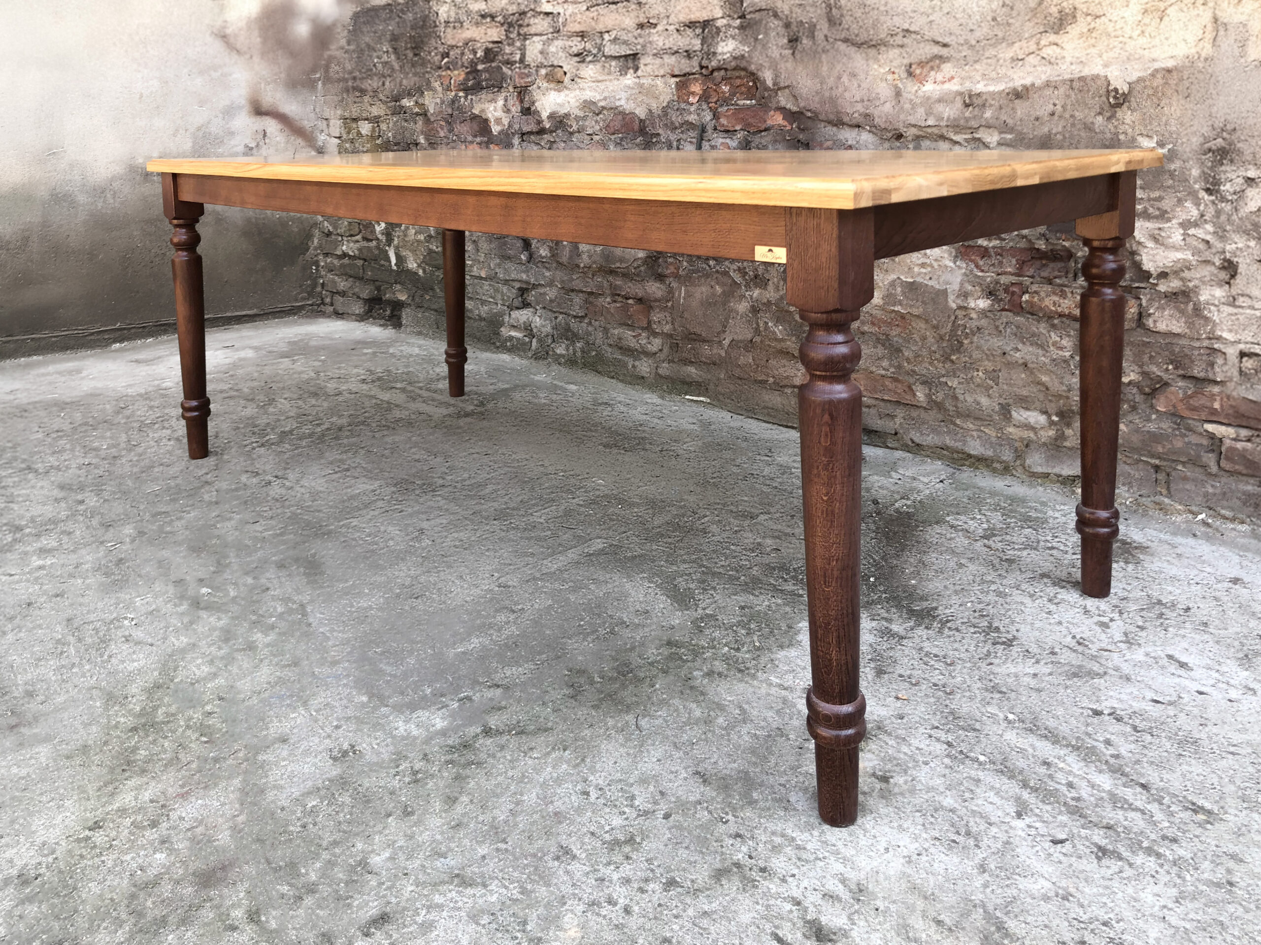 Klasyka przełamana egzotyką, czyli jaki stół wybrać do minimalistycznego wnętrza? 3 Parapet dąb lity – parapet z litego drewna dębowego, naturalny i elegancki