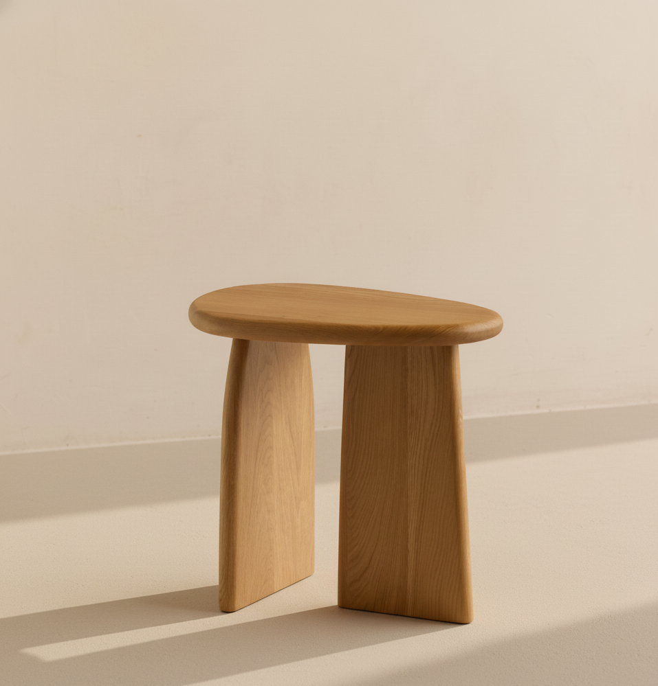 KROPLA – stolik pomocniczy z litego dębu o nietypowym kształcie, styl Japandi