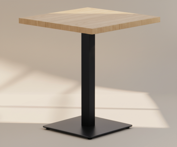 ZORLA – stolik restauracyjny z drewnianym blatem i kwadratową stalową nogą Stolik ZORLA – lity drewniany blat, stalowa noga z kwadratową podstawą, restauracja