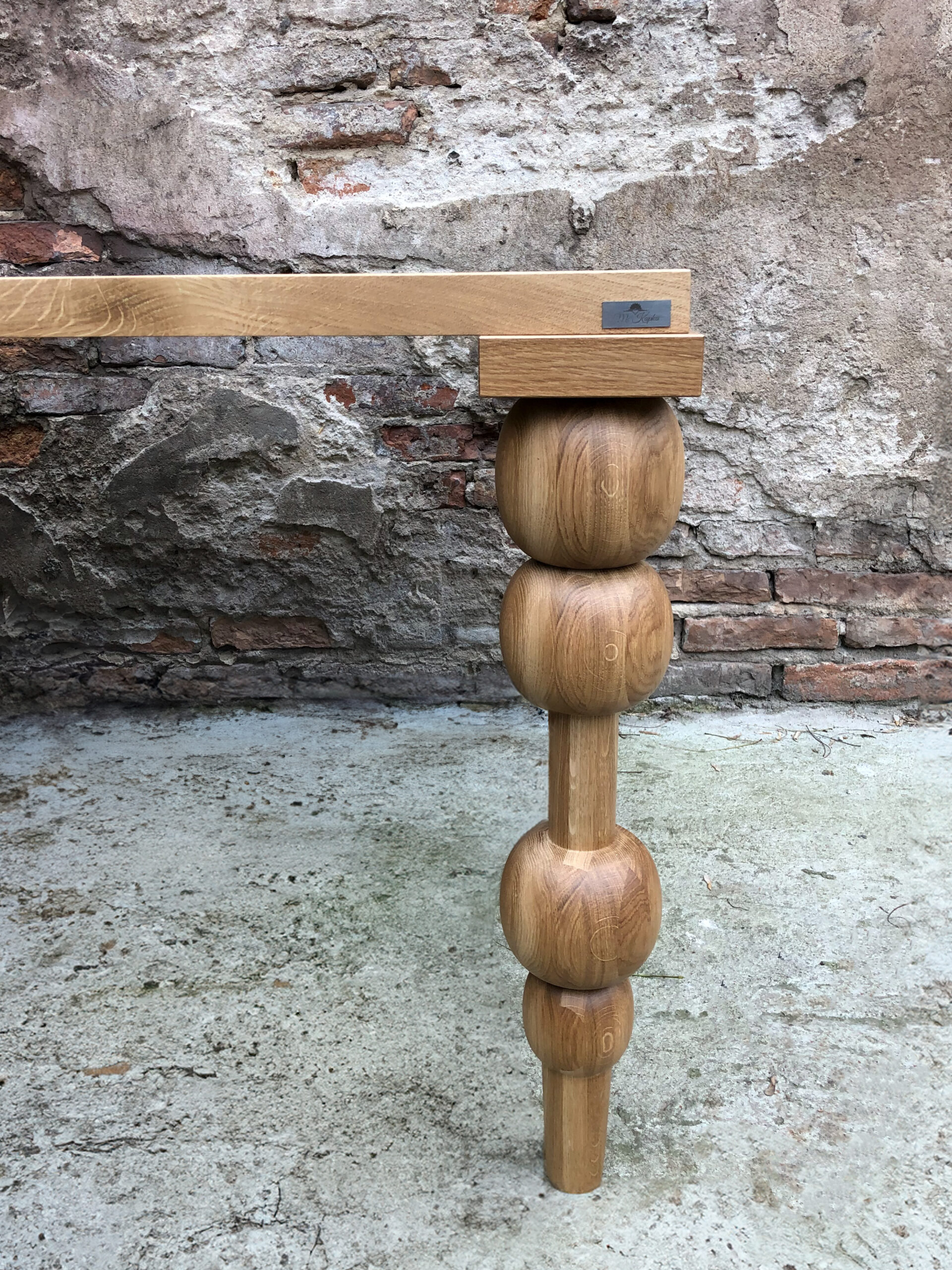 Tu powstają meble Twoich marzeń - stolarstwo artystyczne 2 Parapet drewniany lakierowany – ochrona i elegancja.