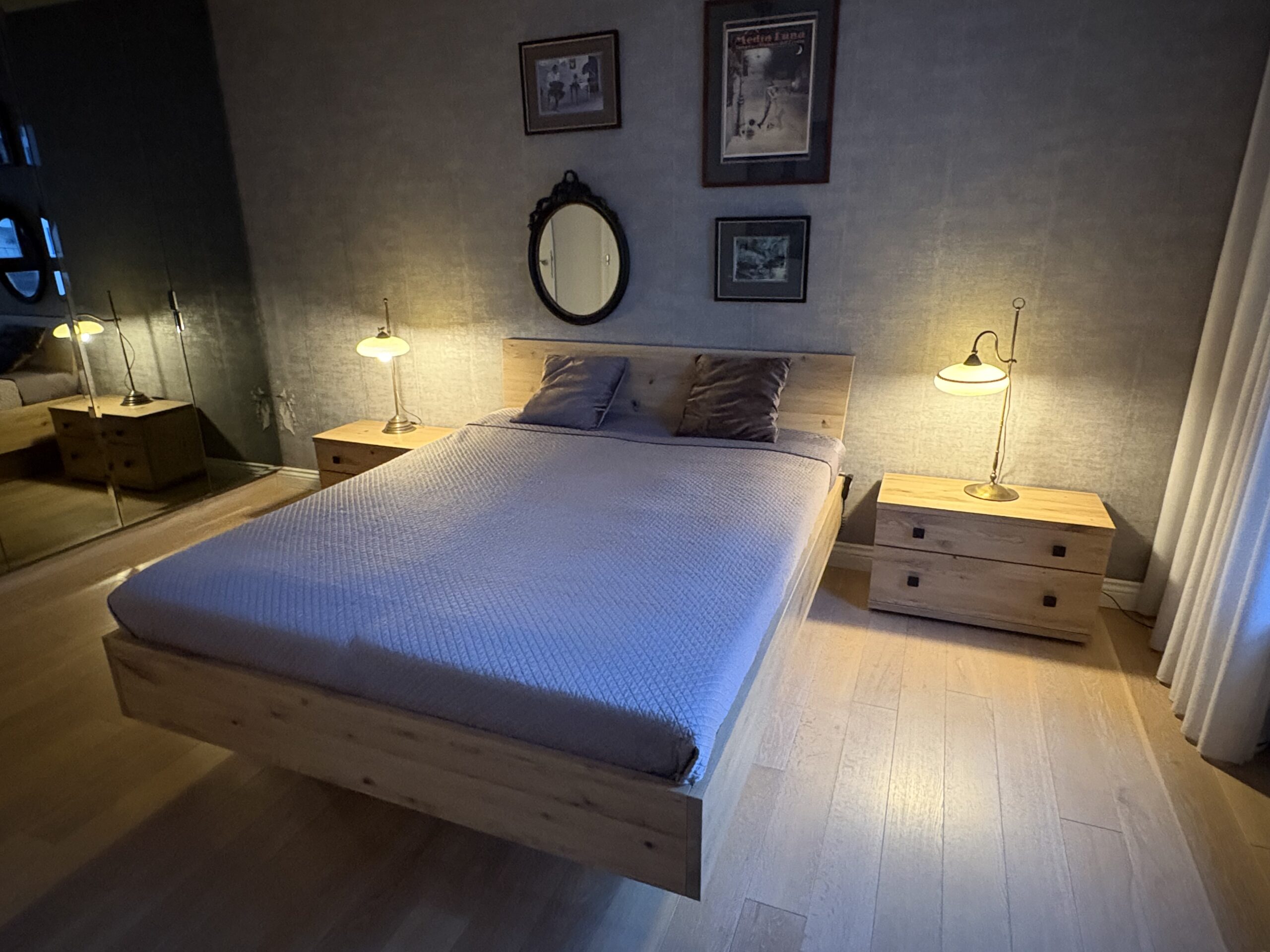 Łóżka drewniane do sypialni - zainwestuj w dobre samopoczucie! 1 Łóżko drewniane na zamówienie z litego drewna – nowoczesny design