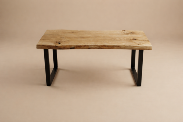 RIVER – industrialne biurko z litego dębu i czarnej stali Biurko RIVER z litego dębu – industrialny blat z naturalną krawędzią i stalową podstawą