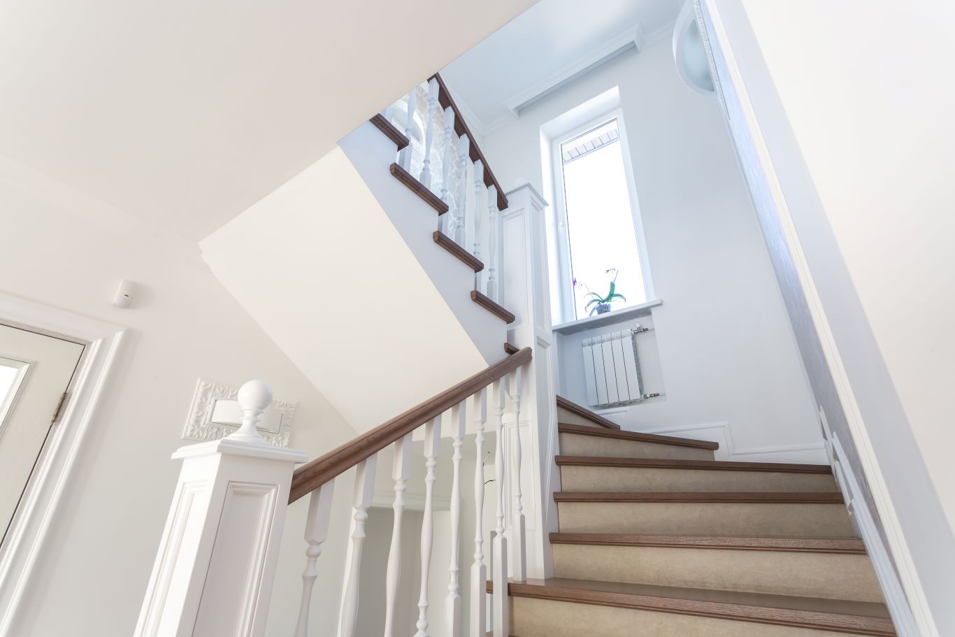 Jak tanio wykończyć schody betonowe? Najtańsze metody i sprawdzone rozwiązania 1 Schody drewniane na beton