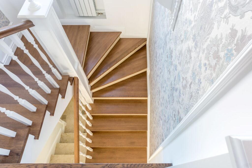 Jakie drewno na schody? Porównanie trwałości, ceny i wyglądu 3 jak wykonczyc schody betonowe