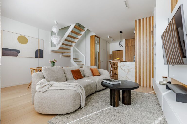 Jakie drewno na meble do salonu? Najlepsze rodzaje drewna – estetyka i wytrzymałość 7 meble na zamowienie od stolarza