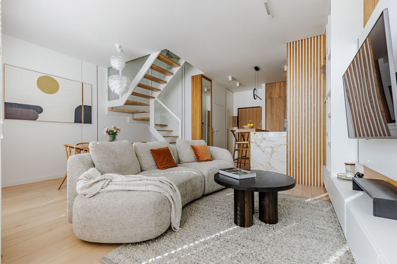 Jakie drewno na meble do salonu? Najlepsze rodzaje drewna – estetyka i wytrzymałość 1 meble na zamowienie od stolarza