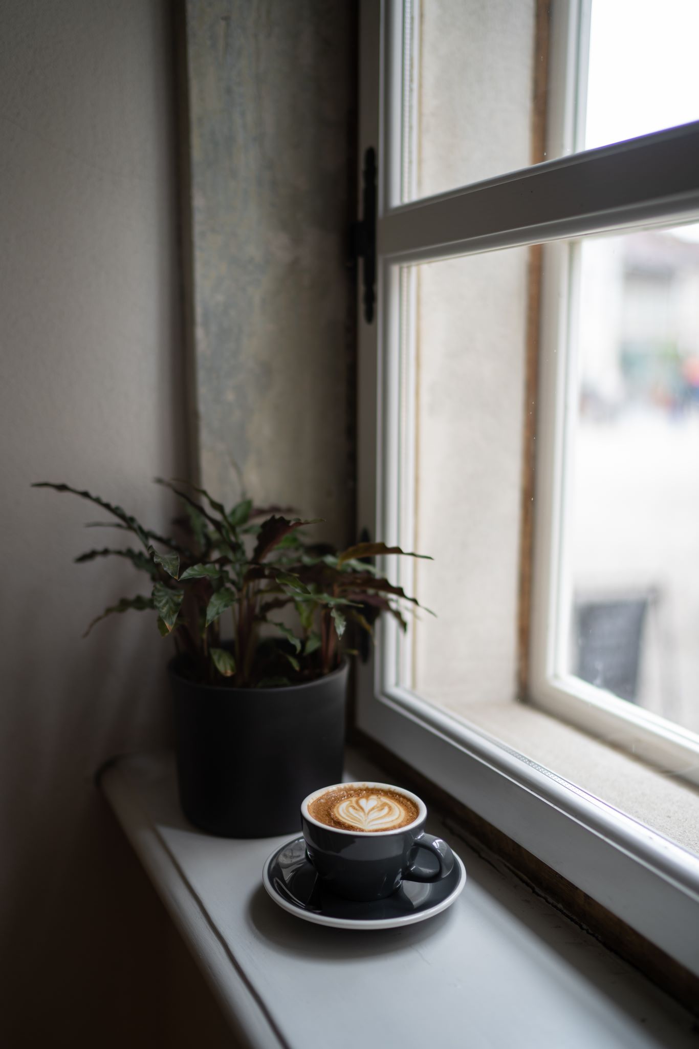 Stylowe parapety drewniane w aranżacji wnętrz – jak dobrać je do stylu domu? 6 parapet industrialny inspiracje