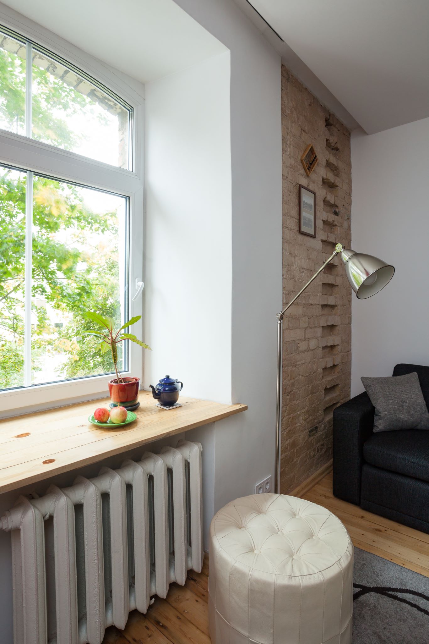 Stylowe parapety drewniane w aranżacji wnętrz – jak dobrać je do stylu domu? 4 Parapet dąb lity – parapet z litego drewna dębowego, naturalny i elegancki