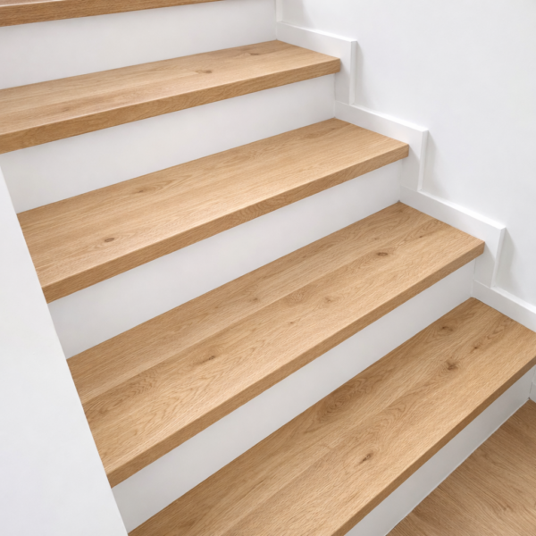 Stopnie schodowe z litego dębu z sękami – naturalna elegancja i trwałość Dębowe stopnie schodowe z delikatnymi sękami i naturalnym wykończeniem